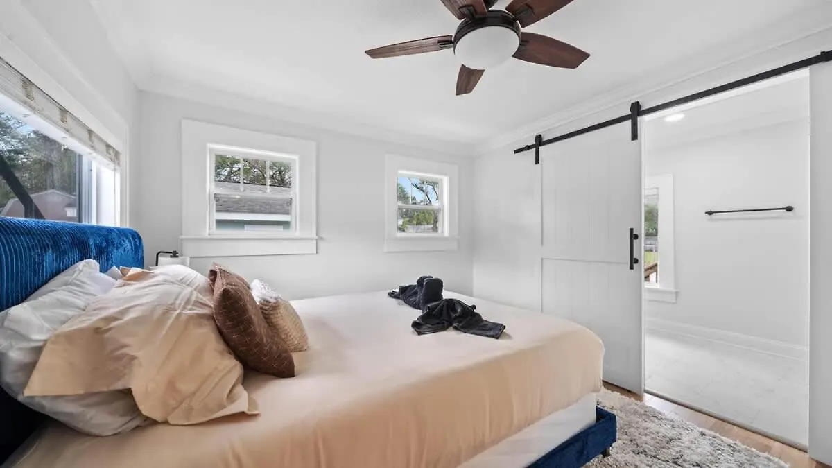 טאמפה Spacious Modern Farmhouse W/ Private Patio & Bbq! בית נופש